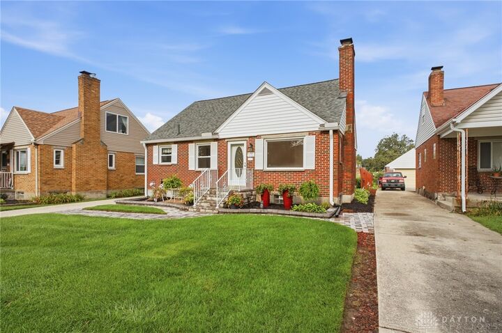 Property Photo: 1041 Yorkshire Place OH 45419