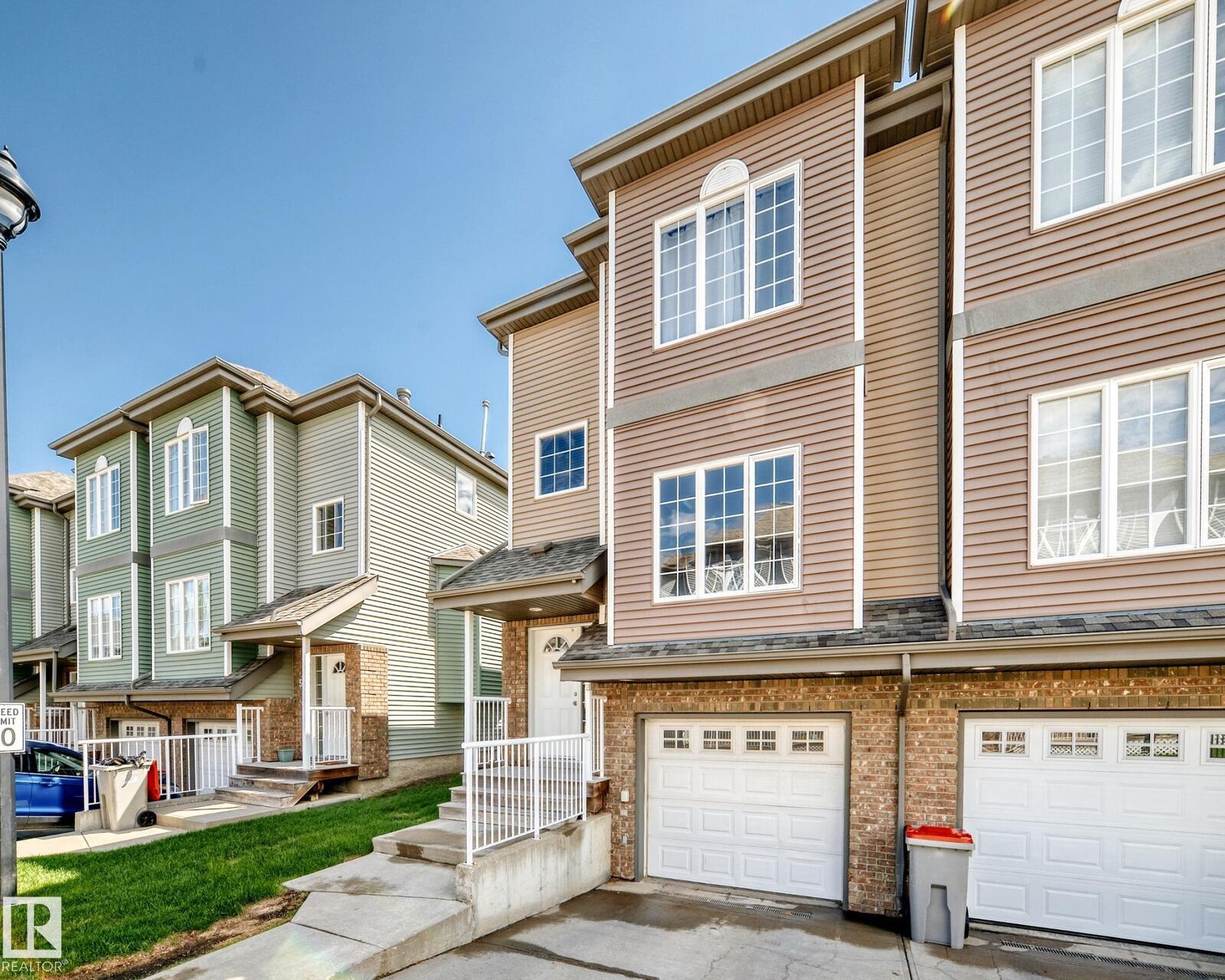 Property Photo:  5102 30 Avenue 4  AB T3M 1V9 