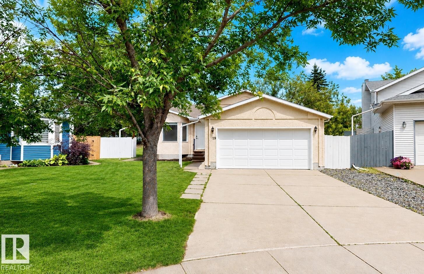 Property Photo:  19 Darlington Bay  AB T8H 1P4 
