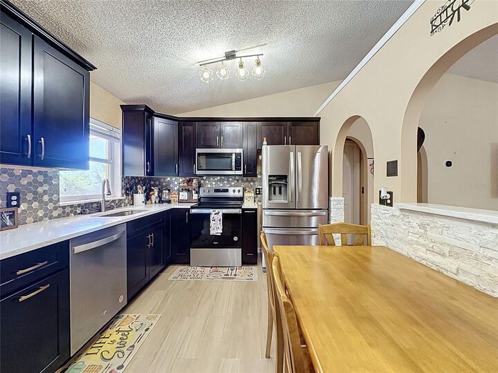 Property Photo:  533 Bent Oak Loop  FL 33837 