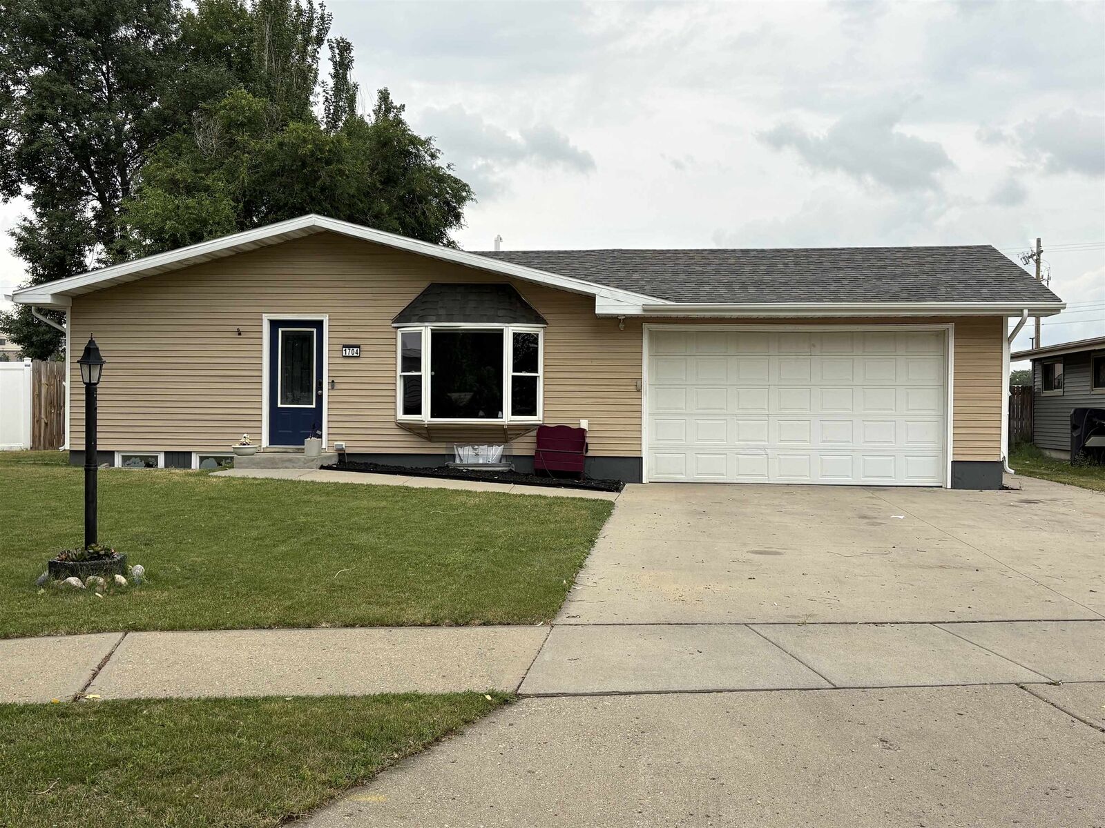 Property Photo:  1704 5th Ave SW  ND 58701 