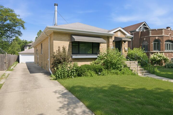 Property Photo: 940 N Oak Park Avenue IL 60302