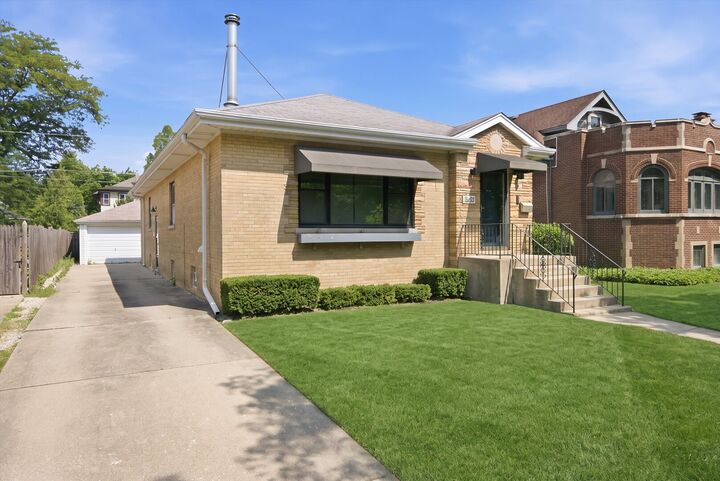 Property Photo:  940 N Oak Park Avenue  IL 60302 