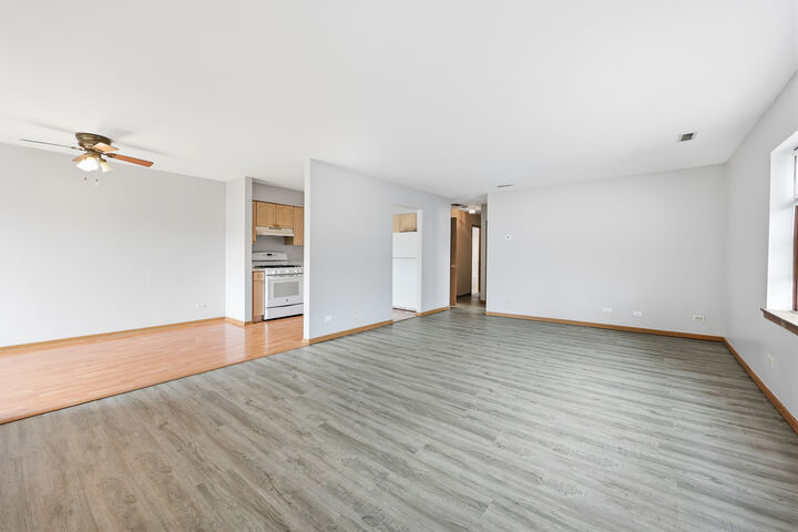Property Photo: 1141 Greenwood Circle 7F IL 60098