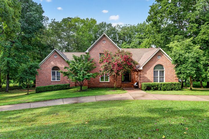 Property Photo:  1604 Deerfield Dr  TN 37043 
