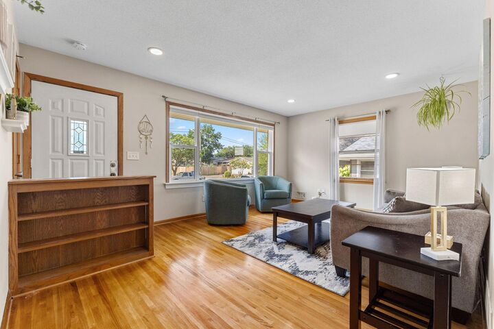 Property Photo:  1381 Hoyt Avenue E  MN 55106 