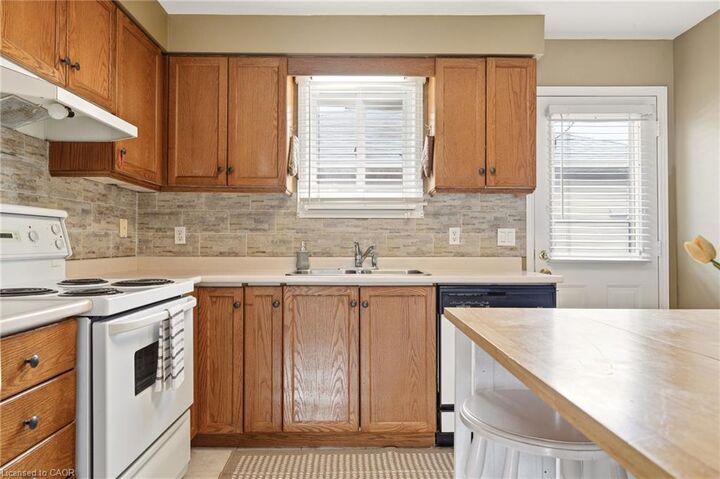 Property Photo: 37 Thistlemoor Drive ON N3W 2K4