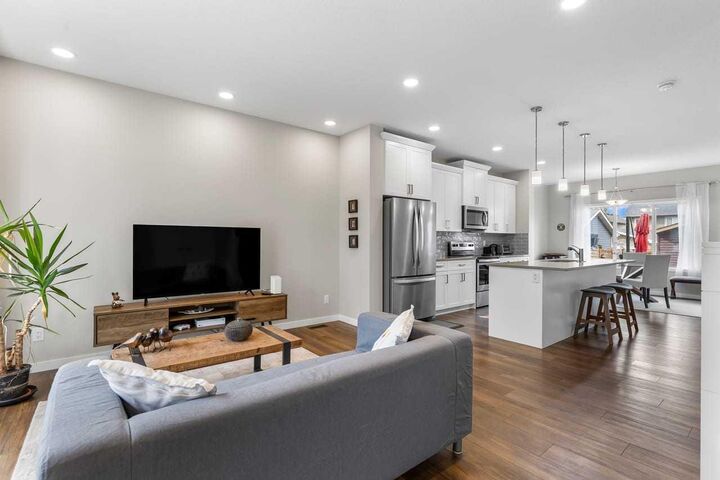 Property Photo:  111 Hillcrest Close SW  AB T4B 4H6 