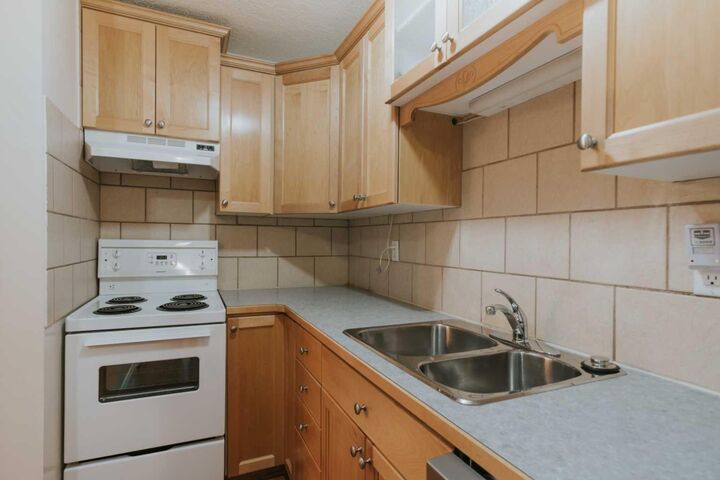 Property Photo:  218 Mayor Magrath Drive N 2  AB T1H 3P8 