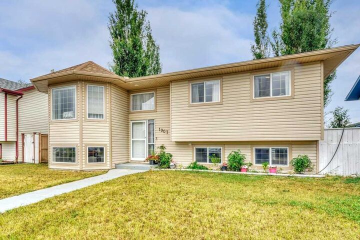 Property Photo:  1907 Strathcona Terrace  AB T1P 1S8 