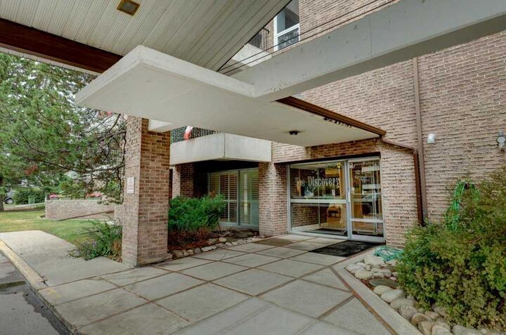 Property Photo: 201 Braeglen Close SW 1405 AB T2W 2B1