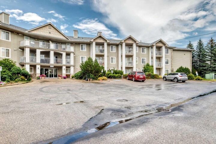 Property Photo:  6818 Pinecliff Grove NE 3337  AB T1Y 7L2 