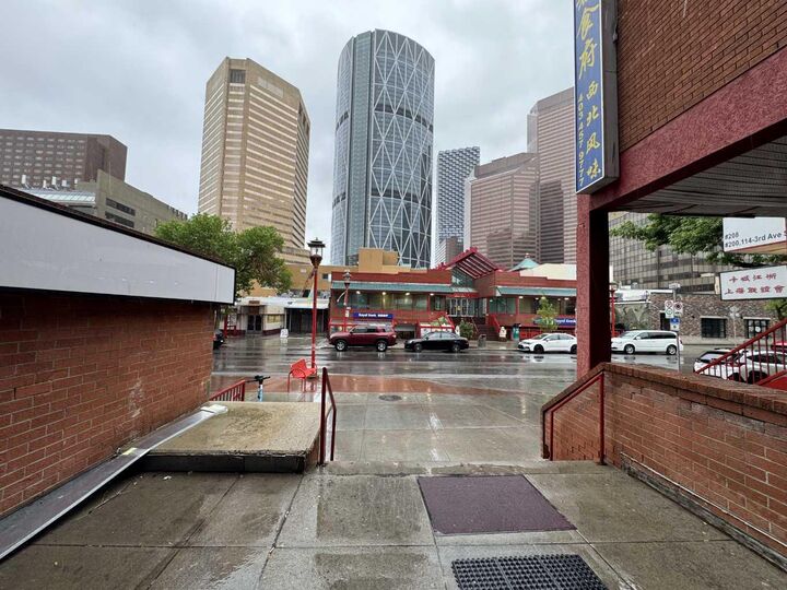 Property Photo: 116 3 Avenue SE 802 AB T2G 5A9