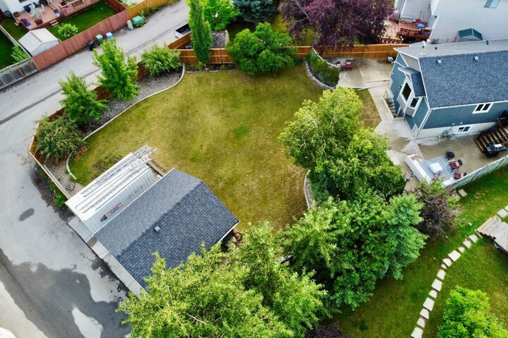 Property Photo: 230 Mt Lorette Place SE AB T2Z 2L9
