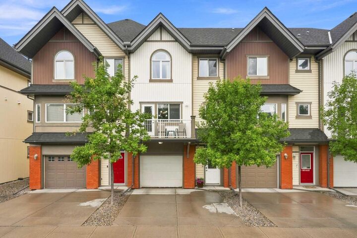 Property Photo: 804 Wentworth Villas SW AB T3E 0K6