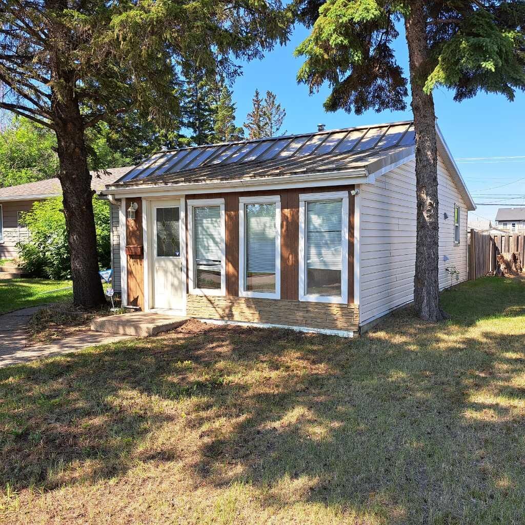 Property Photo: 5308 49 Avenue SK S9V 0V1