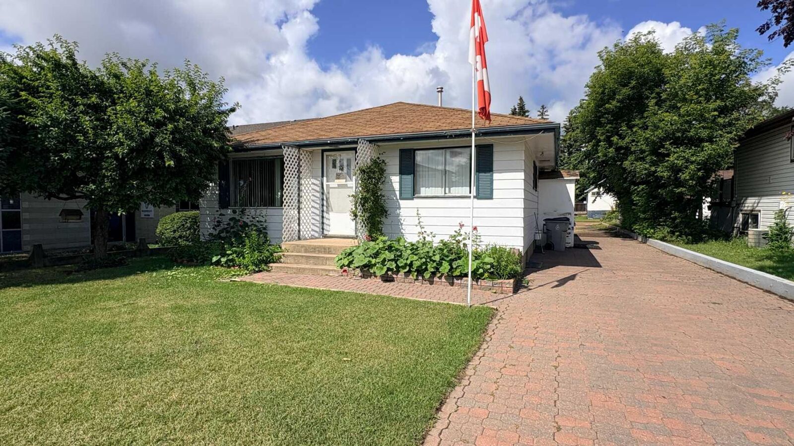 Property Photo:  718 10 Street  AB T9W 1E2 