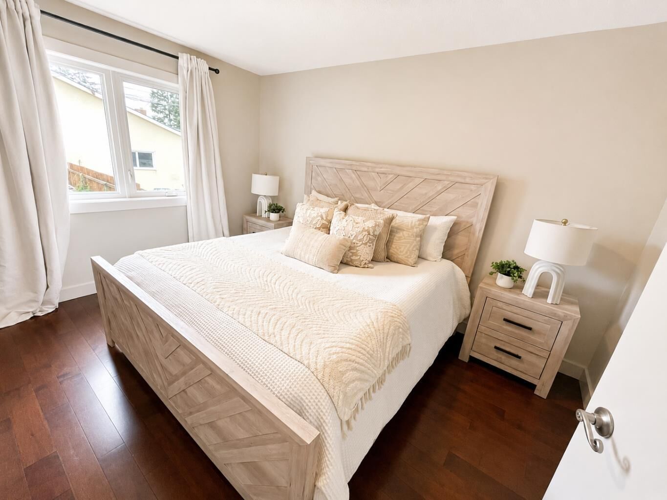Property Photo:  2807 29 Street SW  AB T3E 2K7 