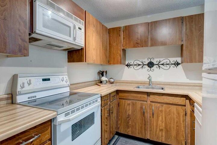 Property Photo: 70 Glamis Drive SW 2135 AB T3E 6T6