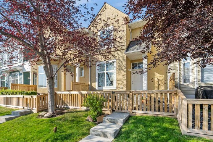Property Photo:  205 McKenzie Towne Gate SE  AB T2Z 4G2 