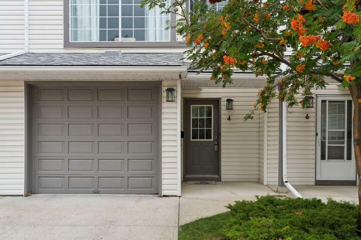 Property Photo: 4 Kingsland Villas SW AB T2V 5J9