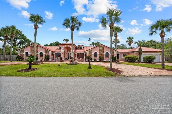 Property Photo: 964 Vestavia Way FL 32563