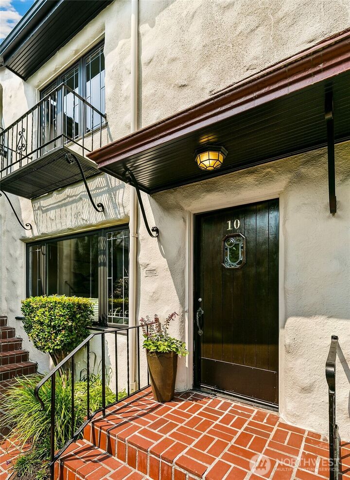 Property Photo: 2205 Bigelow Avenue N 10 WA 98109