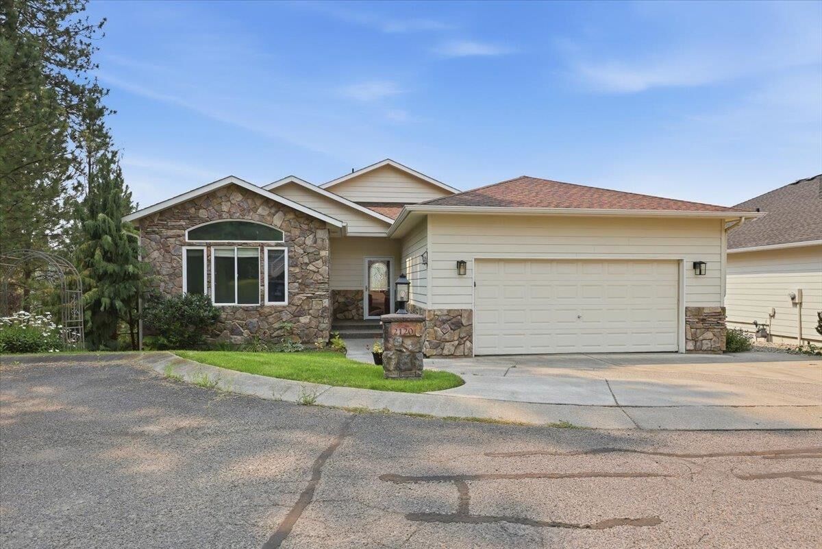 Property Photo: 2120 E Turnberry Ln WA 99223