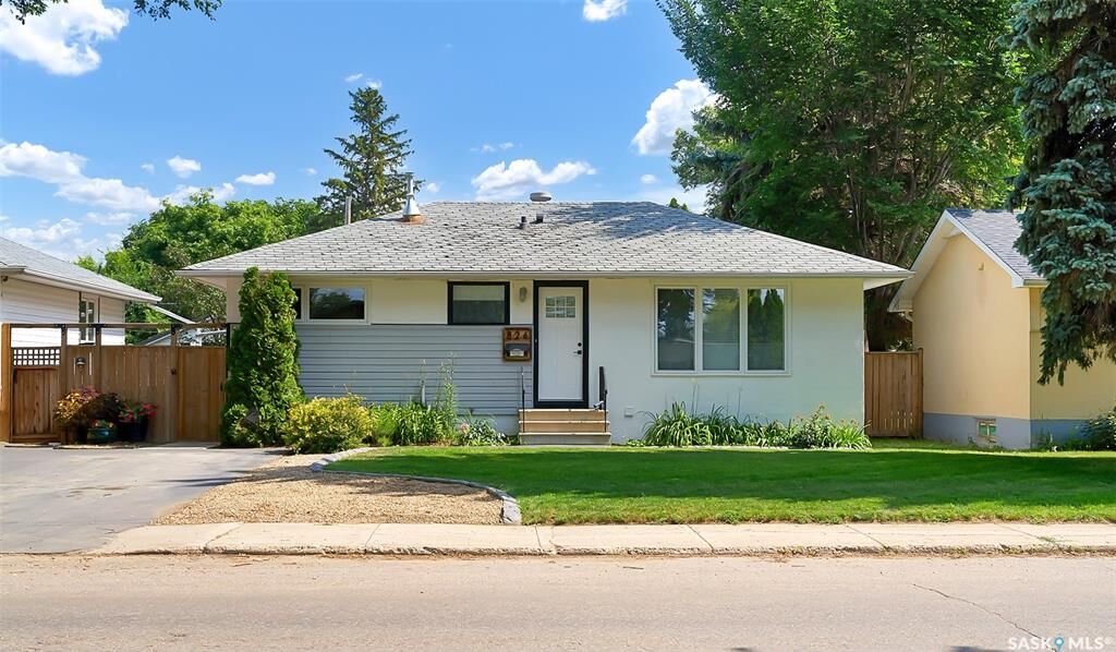 Property Photo: 826 W Avenue N SK S7L 3H4