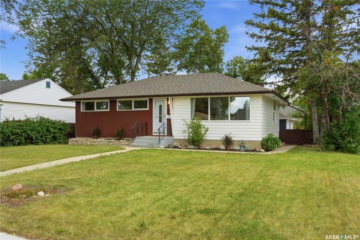Property Photo: 2302 Hanover Avenue SK S7J 1E6