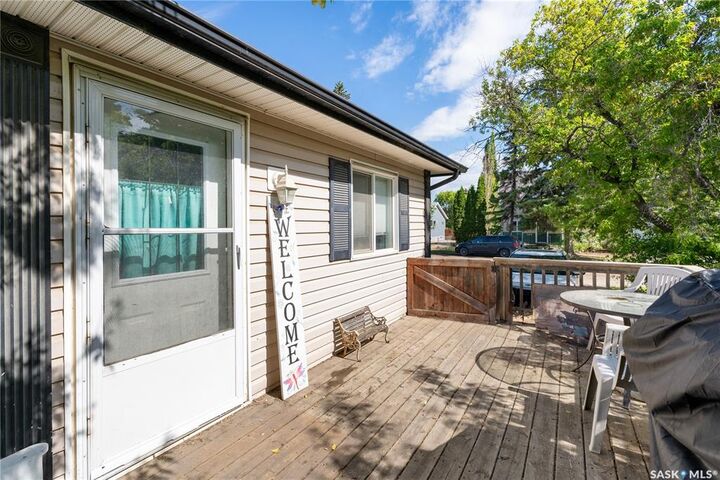 Property Photo:  309 Burrows Avenue W  SK S0E 1A0 