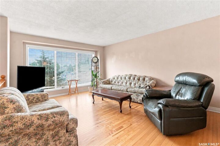 Property Photo: 518 Peterson Crescent SK S7L 7H7