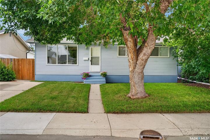 214 Fisher Crescent — photo 1
