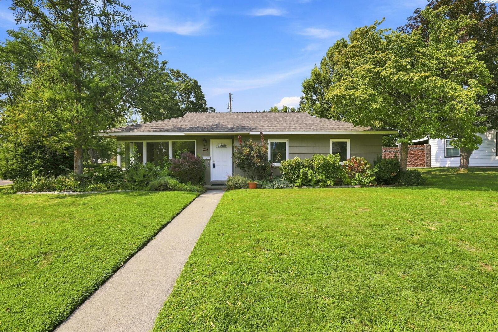 Property Photo: 635 Chestnut Ave WA 99352