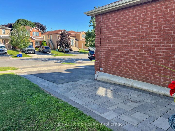 Property Photo:  26 Moyse Drive  ON L1E 2V4 