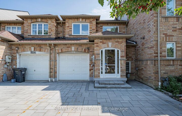 Property Photo: 906 Delgado Drive ON L5V 2S4