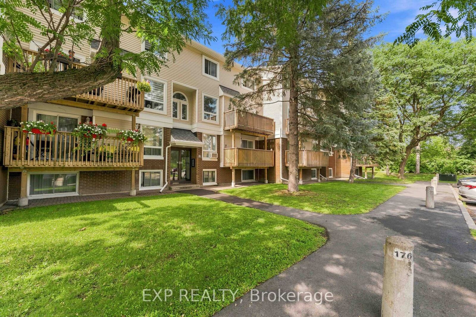 Property Photo: 320 Fenerty Court 2 ON K2L 3A8