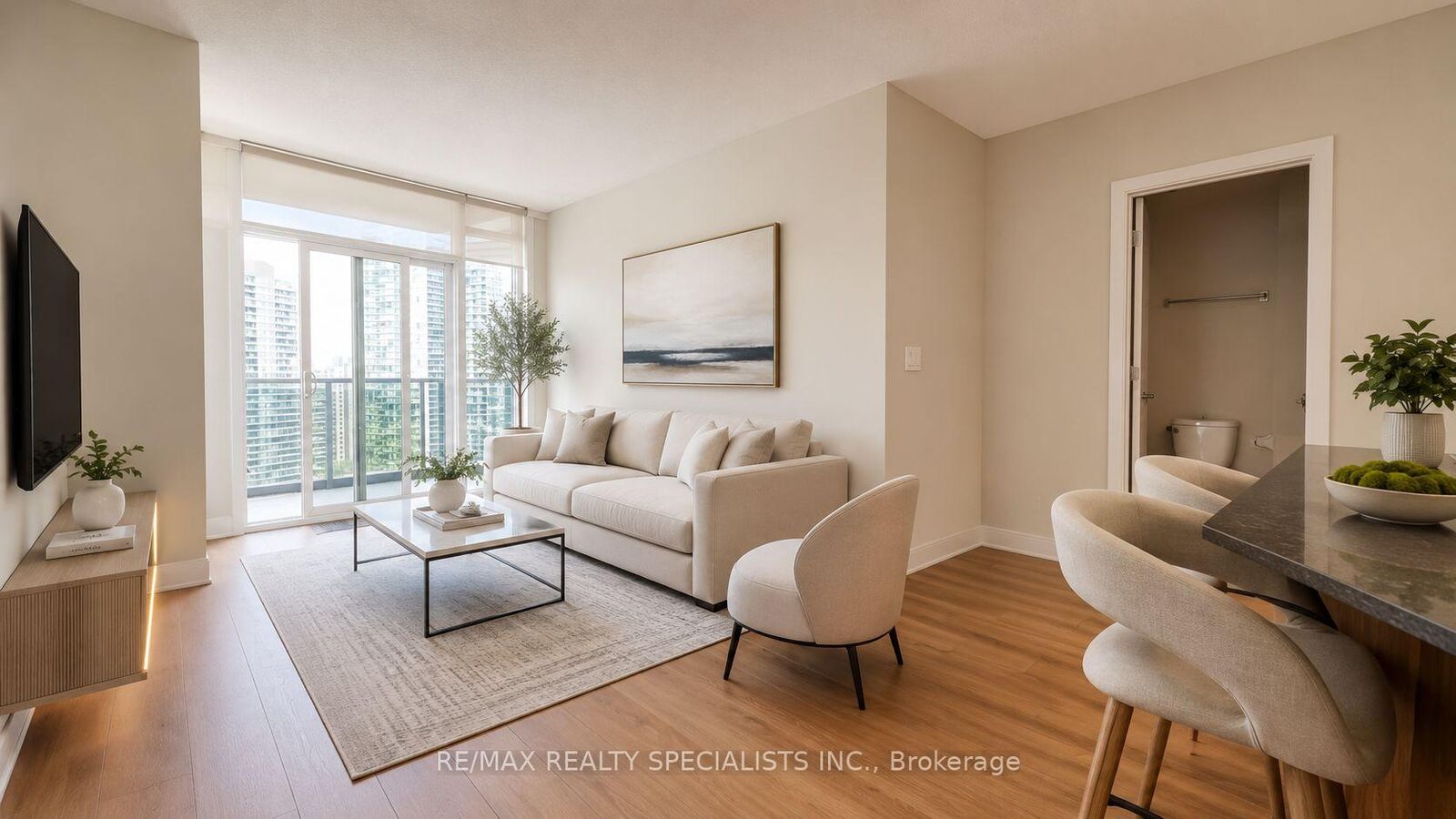 Property Photo: 330 Burnhamthorpe Road W 2702 ON L5B 0E1