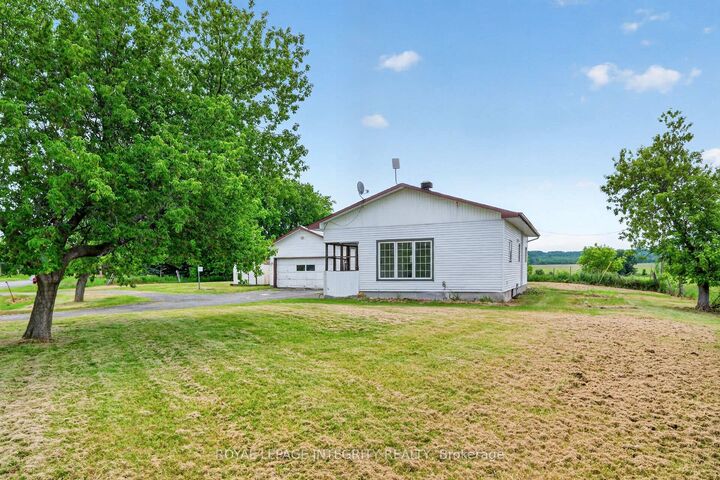 Property Photo: 3156 Old Highway 17 Road ON K4K 1W3
