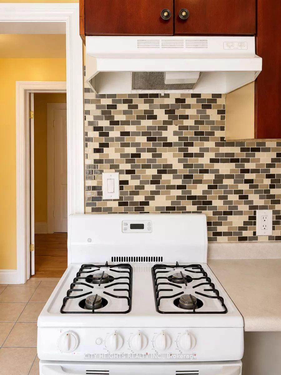 Property Photo:  1113 Davenport Road 3  ON M6G 2C3 