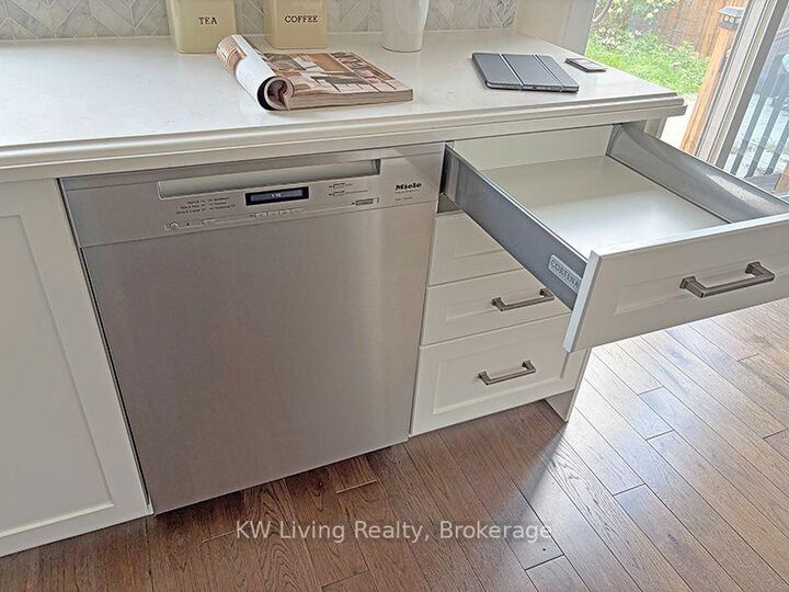 Property Photo: 92 Giardina Crescent S ON L4B 0G1