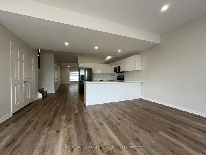 Property Photo:  343 Edgehill Drive Upper  ON L4N 9X4 
