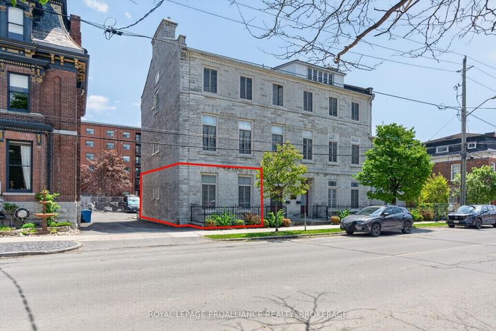 Property Photo:  133 King Street E 2  ON K7L 2Z9 