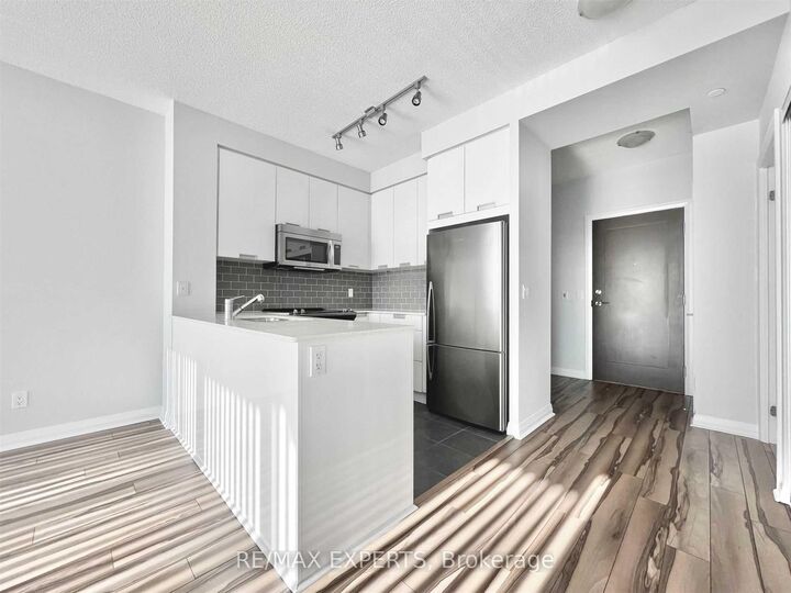 Property Photo:  75 Eglinton Avenue W 1005  ON L5R 0E5 