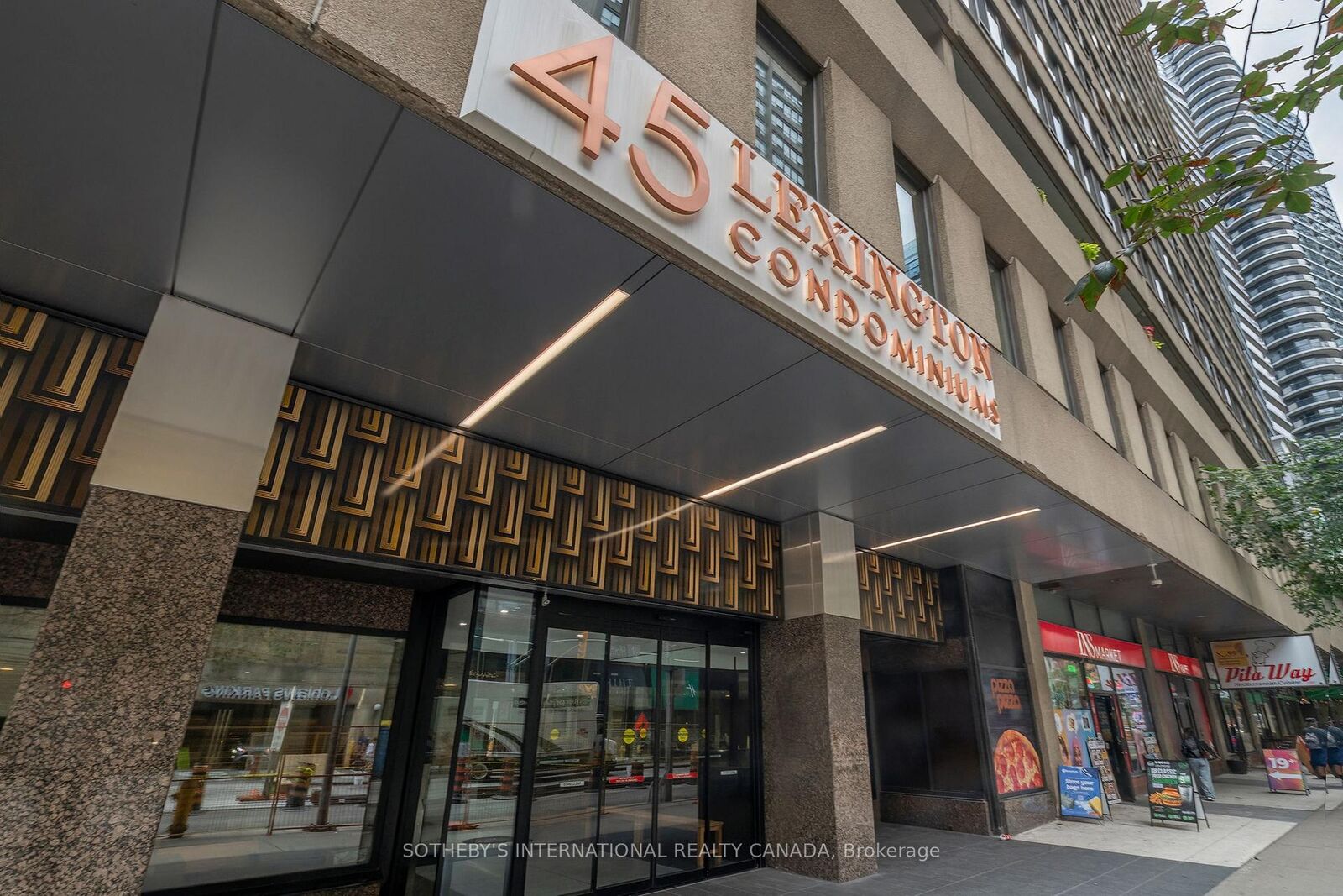Property Photo: 45 Carlton Street 1707 ON M5B 2H9