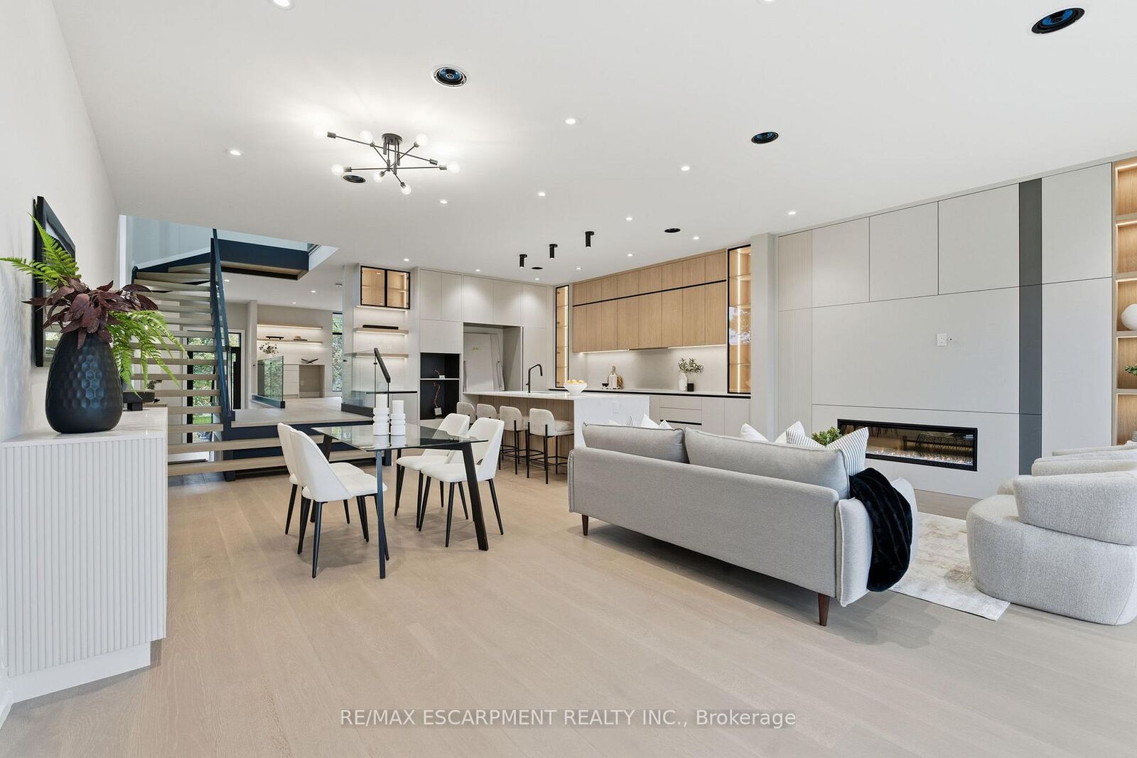 Property Photo: 957 Halliday Avenue ON L5E 1P4
