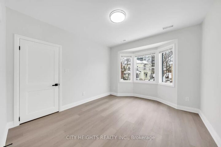 Property Photo:  124 Church Street 1  ON N2G 2S4 