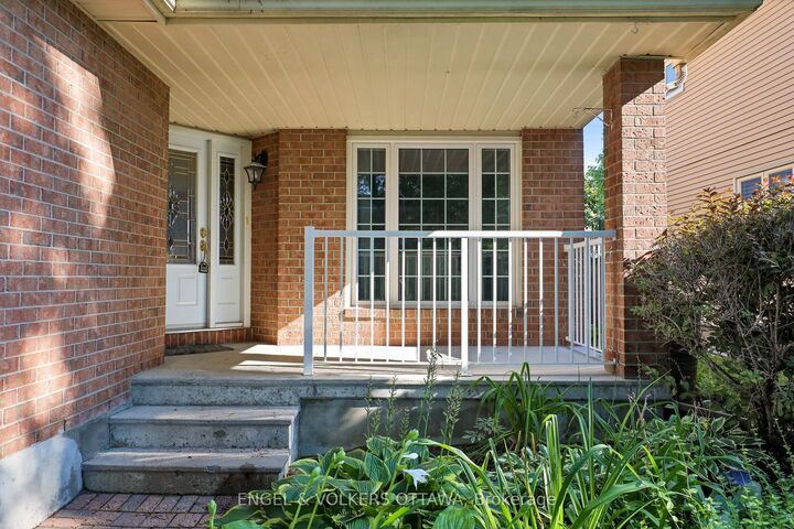 Property Photo:  28 Weybridge Drive  ON K2J 2Z7 