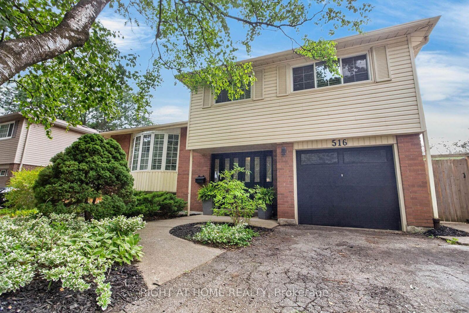 Property Photo: 516 Kenmarr Crescent ON L7L 4R7