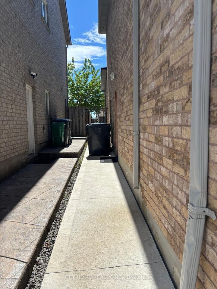 Property Photo: 3860 McDowell Drive Bsmt ON L5M 6P1